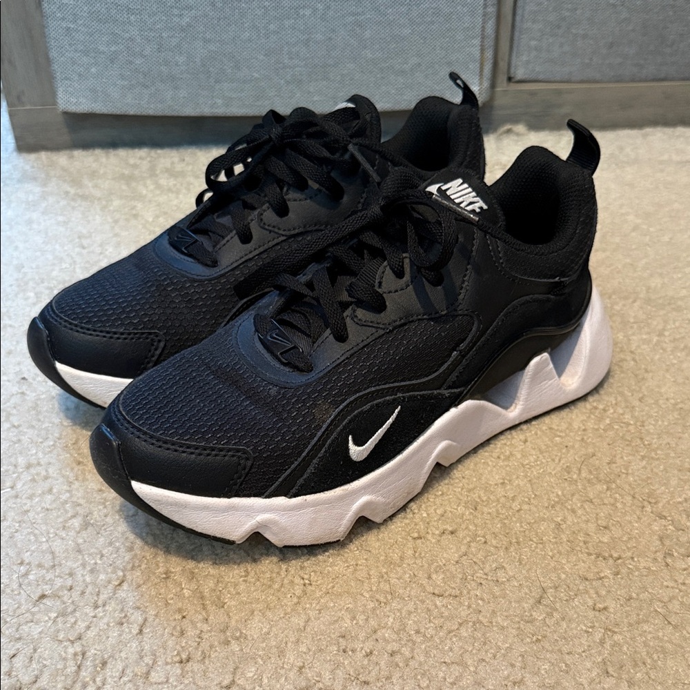 Women’s Nike RYZ 365 sneakers